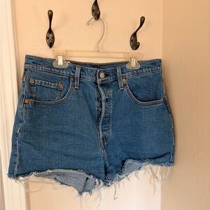 Levi’s W31 Women’s Denim Medium Wash Blue Shorts Raw Hem